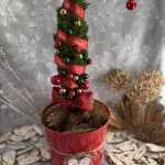 DIY Élő Grincsfa színes gömbökkel