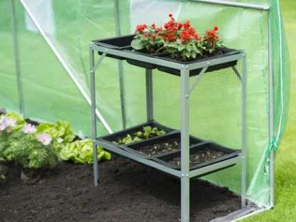 Növényültető asztal fémből