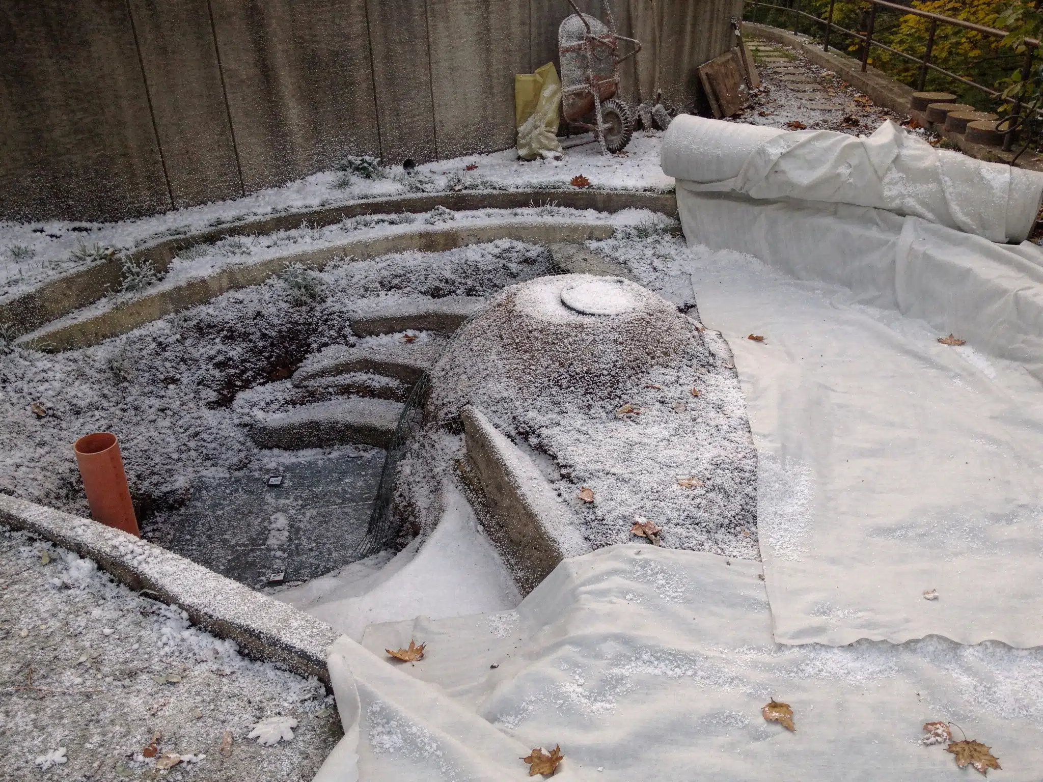 Havas kerti tájkép és téli tavi környezet